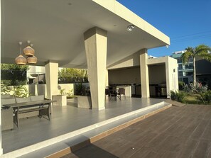 Outdoor dining - 3-bedroom apartment downtown Punta Cana with pools near the beach (Punta Cana)