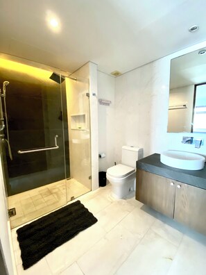 Shower, towels, shampoo, toilet paper - Beautiful 2bd condo with terrace (Playa del Carmen)