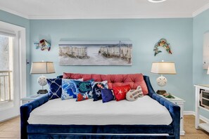 1 quarto, ferros/tábuas de passar roupa, roupa de cama