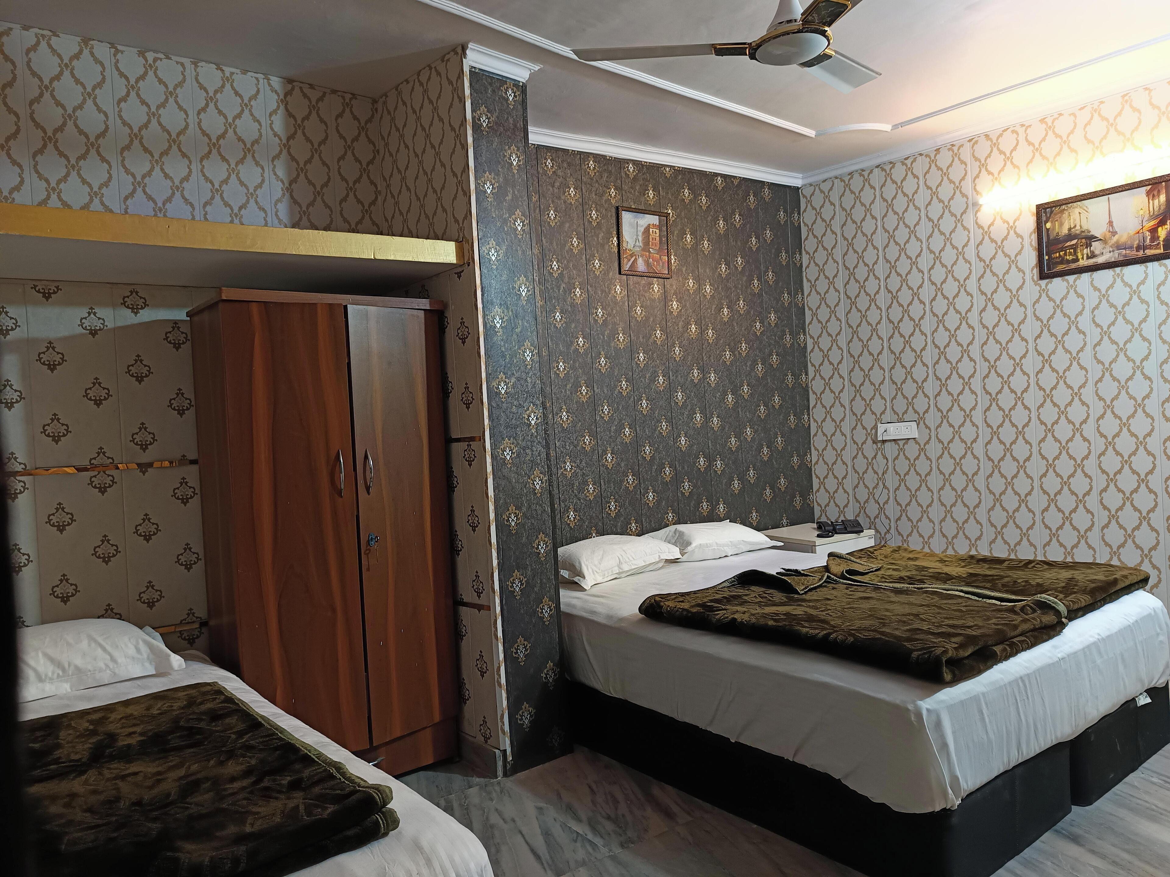 Un dormitorio con cama, armario y ventilador de techo.