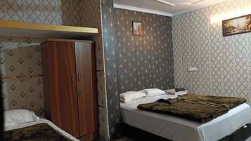 Un dormitorio con cama, armario y ventilador de techo.