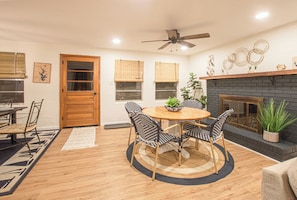 Dining - Charming Lake Front Home - Pet Friendly (Lake Norman of Catawba)