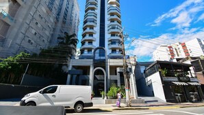 A multi-story building with a central entrance and balconies. - Flat no Central Park Residence (Florianopolis)