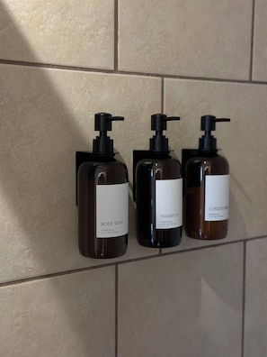 Shower, towels, soap, shampoo - The Garden Suite (Quesnel)
