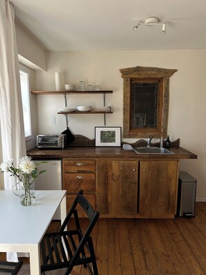 Geladeira, micro-ondas, cooktop, cafeteira/chaleira