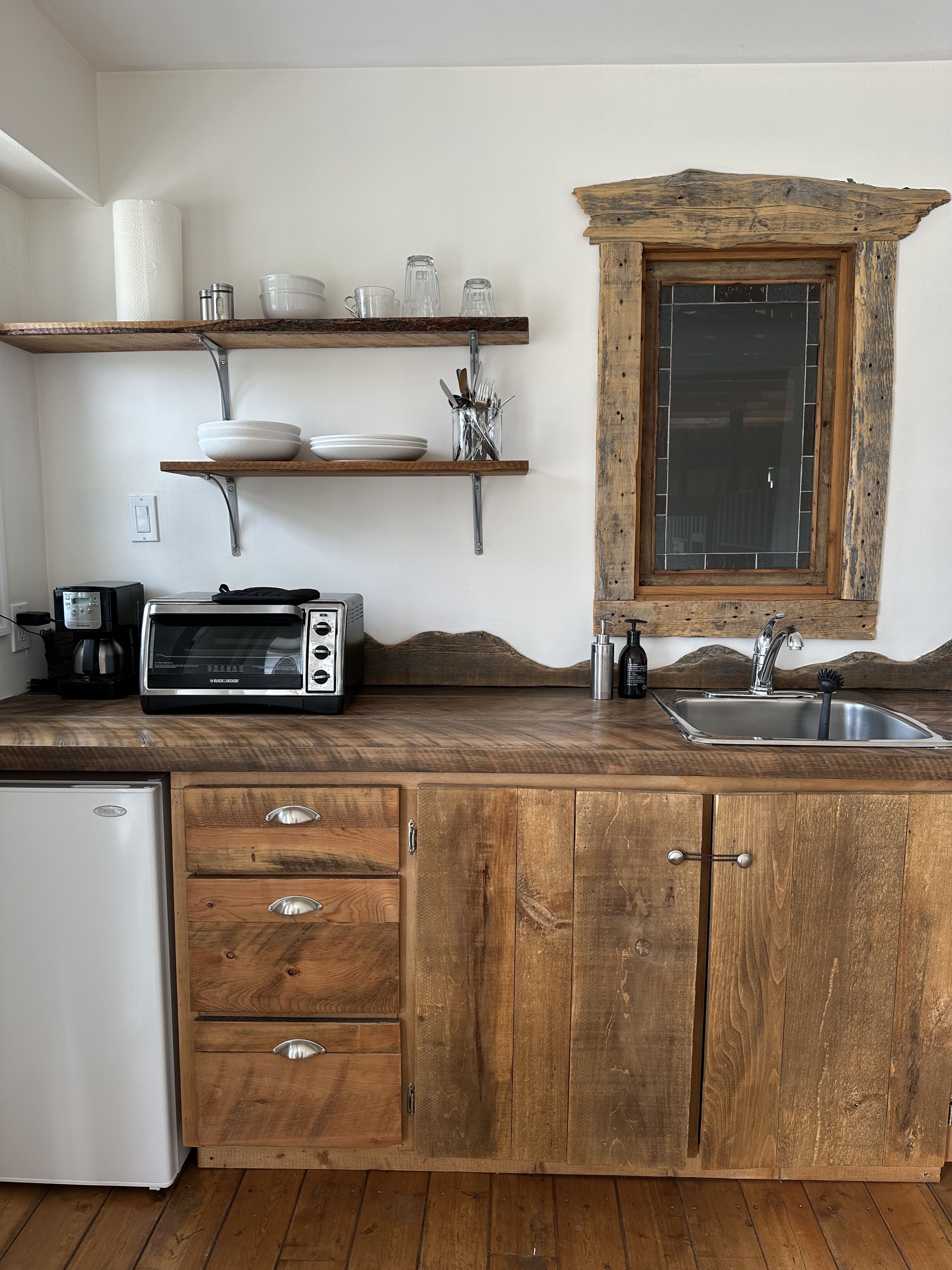 Refrigerador, microondas, parrilla de estufa y cafetera y tetera 