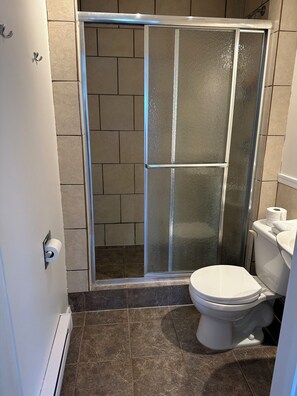 Shower, towels, soap, shampoo - The Garden Suite (Quesnel)