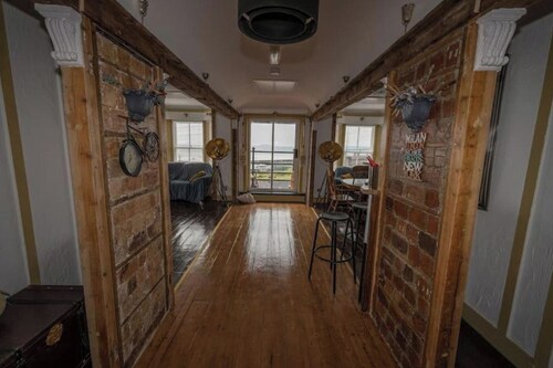 Quirky Apt - Sleeps 6 - Coastal Area - Parking