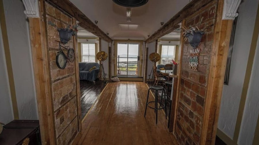 Quirky Apt - Sleeps 6 - Coastal Area - Parking