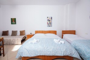 1 habitación, tabla de planchar con plancha y cuna de viaje 