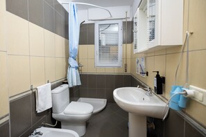 Regadera, secadora de cabello, bidet, toallas