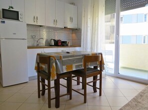 Fridge, microwave, stovetop, coffee/tea maker - Viol'House - balcony sea view apartment on the Lungomare of Vlora. (Valona)