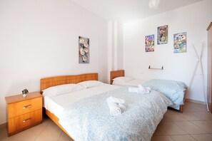 1 habitación, tabla de planchar con plancha y cuna de viaje