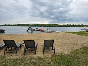 Nära stranden och solstolar