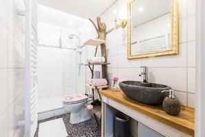 Shower, hair dryer, towels, soap - Cozy little half-timbered apartment - near Bonn and Phantasialand (Alfter)