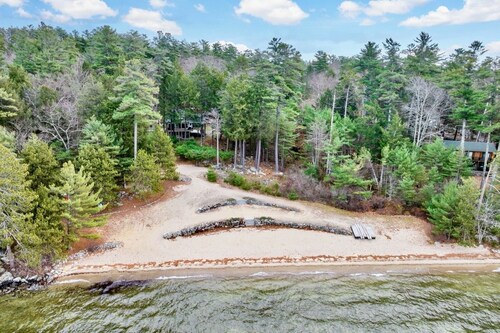 Spacious 6-BR Lakehouse Retreat ~ Day Dock • Lake Views • PrivateBeach 5min walk