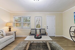 Living area - Serene 2-bedroom condo with Pool, Free Parking, Tennis Court (Hilton Head Island)