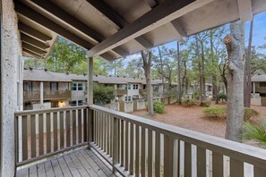 Property grounds - Serene 2-bedroom condo with Pool, Free Parking, Tennis Court (Hilton Head Island)
