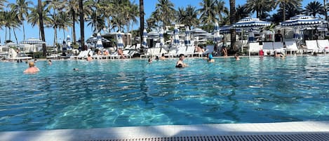 Una piscina al aire libre, una piscina climatizada