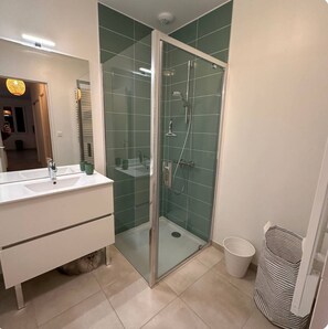 Shower, hair dryer, toilet paper