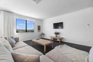 TV - Sunset Stay - Raglan Holiday Home (Raglan)