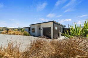 Exterior - Sunset Stay - Raglan Holiday Home (Raglan)