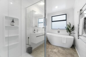 Shower, hair dryer - Sunset Stay - Raglan Holiday Home (Raglan)