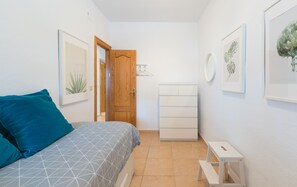 2 habitaciones, escritorio y tabla de planchar con plancha