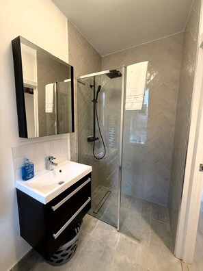 Shower, hair dryer, towels, soap - Borough Market, Tower Bridge, Shard, Central London Family Stay (London)