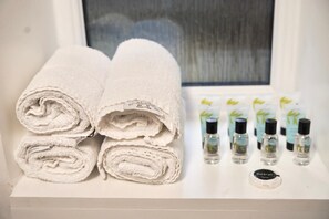 シャワー、ヘアドライヤー、タオル、石鹸