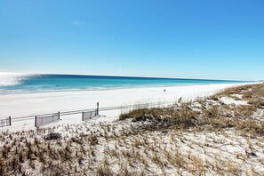 Condo, Plusieurs lits (Mainsail 441) | Plage | Sur la plage
