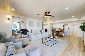 Apartment, Mehrere Betten (Mainsail 441) | Wohnbereich | Fernseher