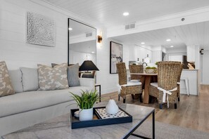 Apartment, Mehrere Betten (Mainsail 441) | Wohnbereich | Fernseher