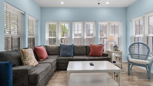 Una sala de estar con un sofá modular, una mesa de centro y un sillón.