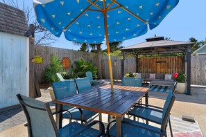 Outdoor dining - Suzwinks Beach House (Miramar Beach)