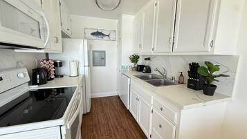 Jääkaappi, mikroaaltouuni, uuni, liesi