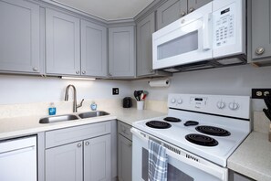 Condo, 2 camas Queen size (Kona Plaza#302) | Cocina privada