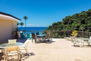 Outdoor dining - Kona Plaza#302 (Kailua-Kona)