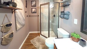 Doccia, asciugacapelli, asciugamani, sapone