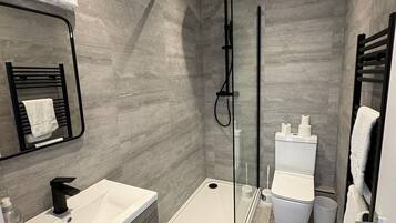 SĂšche-cheveux, serviettes fournies, papier toilette
