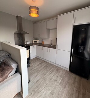 Kühlschrank, Mikrowelle, Ofen, Wasserkocher