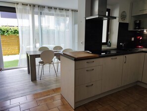 Jääkaappi, mikroaaltouuni, uuni, liesi