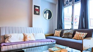 A living room with a sofa, a coffee table, and a mirror on the wall. - 𓃹 Bohemian Escape: Terrace, Parking by Ski Resort (Ordino)