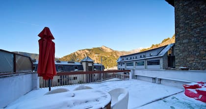 𓃹 Bohemian Escape: Terrace, Parking by Ski Resort