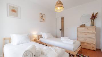 3 bedrooms, iron/ironing board, internet, bed sheets