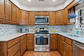 Een microgolfoven, een oven, een kookplaat, een vaatwasser