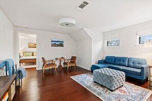 Smart TV, fireplace - Spacious yet cozy 4-bedroom house in a PRIME Location in Dallas! (Dallas)