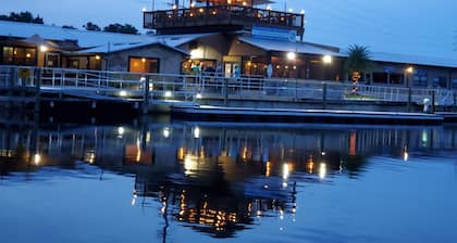Charming 2-bedroom house boat on St John’s River in peaceful DeLand “Exeter”