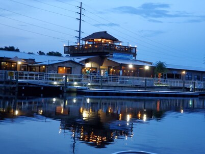 Charming 2-bedroom house boat on St John’s River in peaceful DeLand “Exeter”