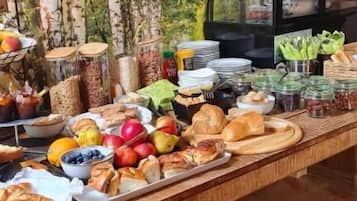 Tägliches Frühstücksbuffet (15 EUR pro Person)